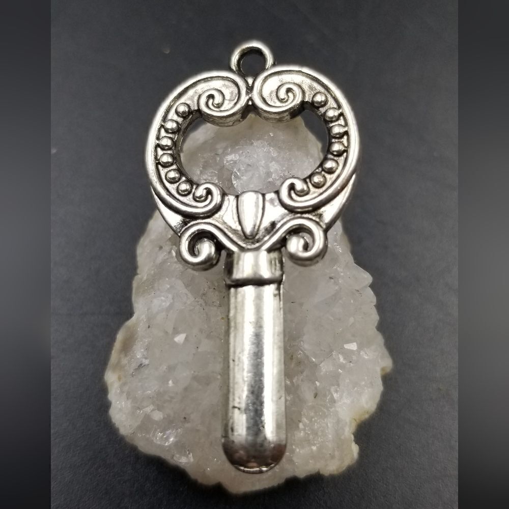Estate key silver tone charm necklace pendant. P128